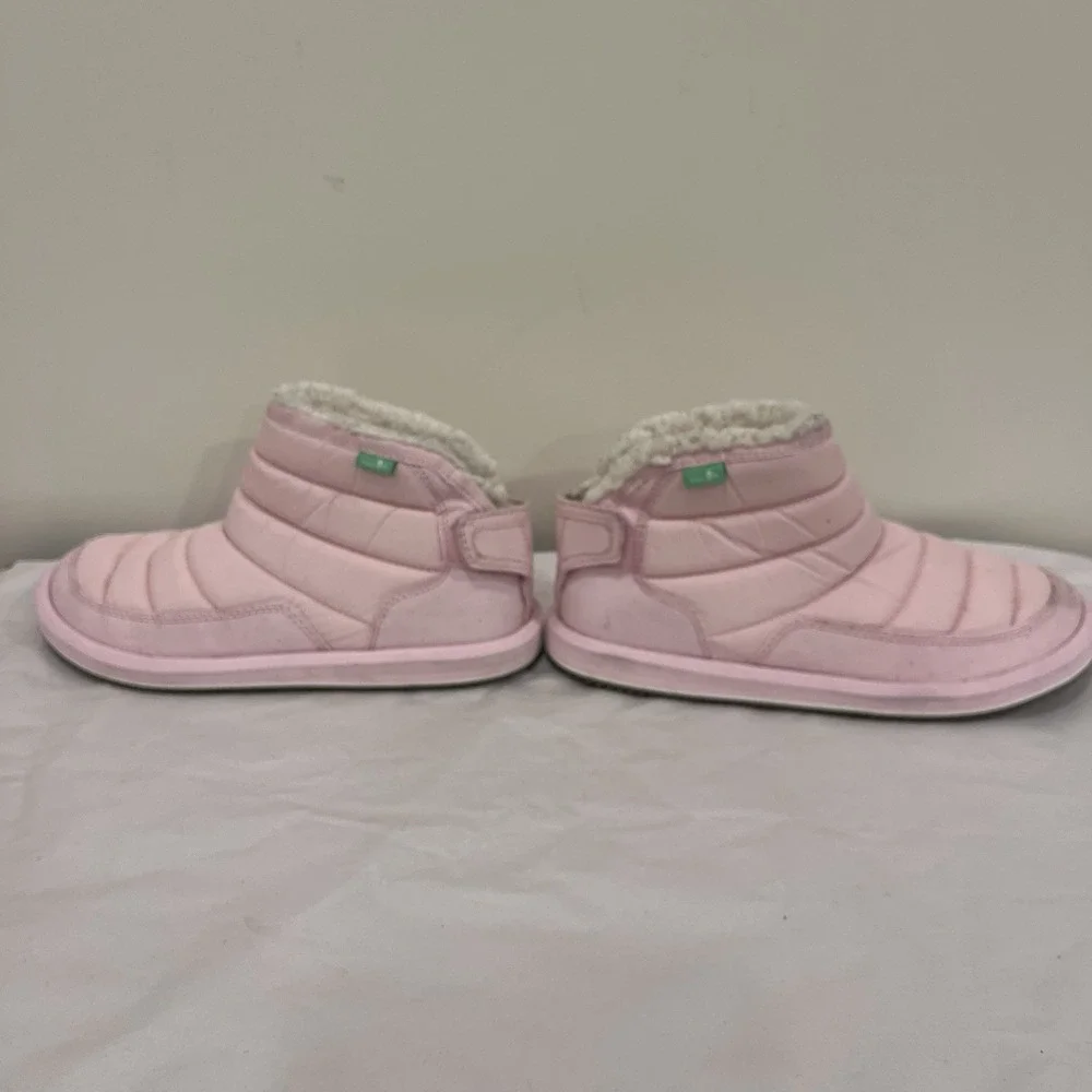 Sanuk Kids Girls' Lil Puffer Fashion Boot Fuzzy Chalk Pink Sz 6 Warm Slippers